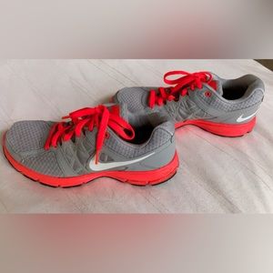 Nike sneakers size 9 like NEW!